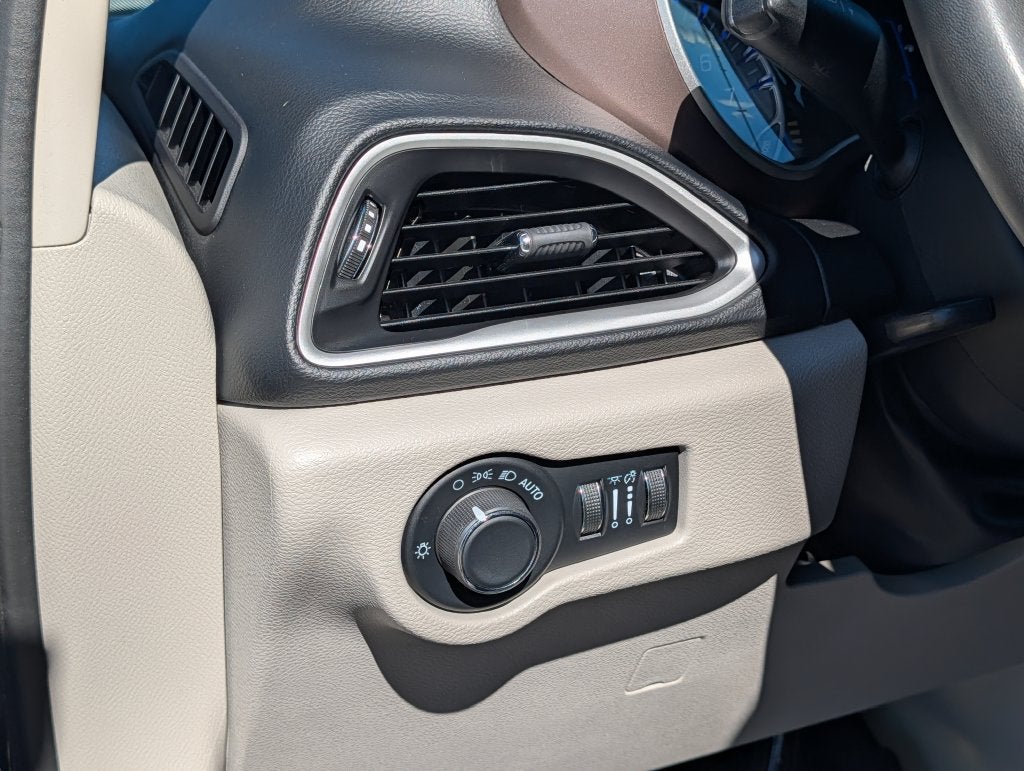 2023 Chrysler Voyager LX