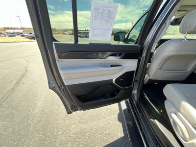 2023 Jeep Wagoneer Base