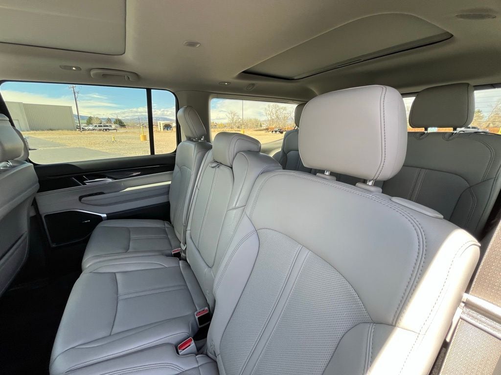 2023 Jeep Wagoneer Base