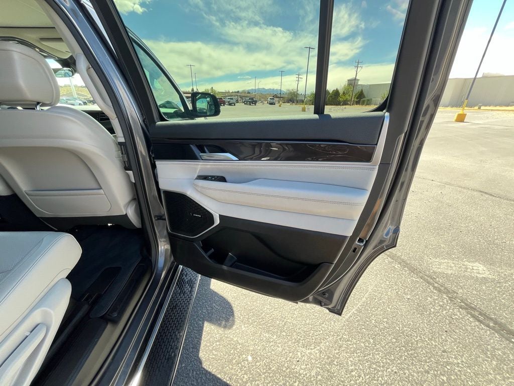 2023 Jeep Wagoneer Base