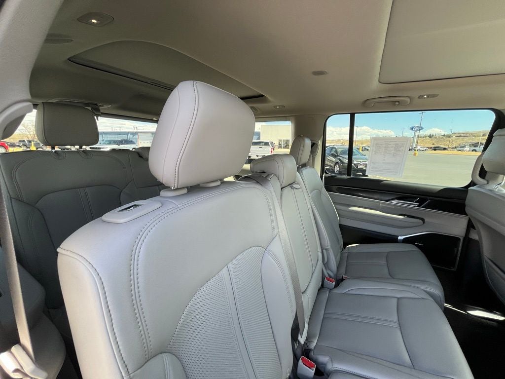2023 Jeep Wagoneer Base