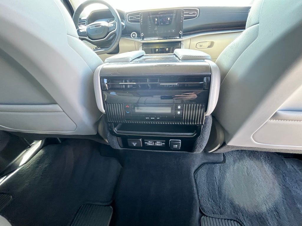 2023 Jeep Wagoneer Base