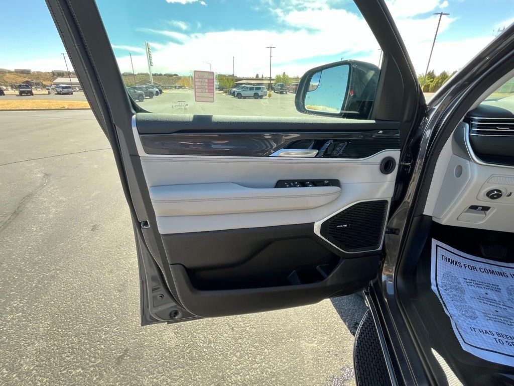 2023 Jeep Wagoneer Base